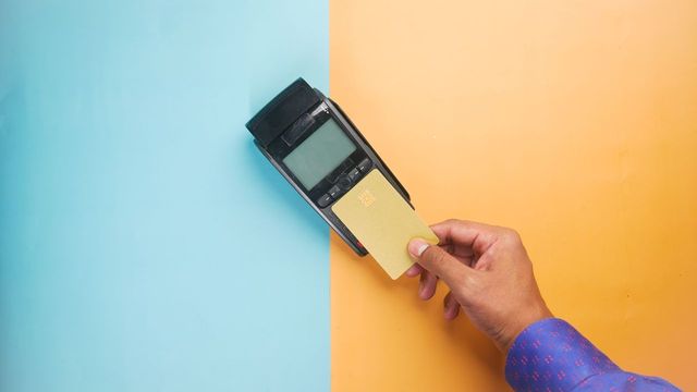 A contactless card payment at a terminal — Cosmos putting 17 partners behind bank tokenization for ATOM
