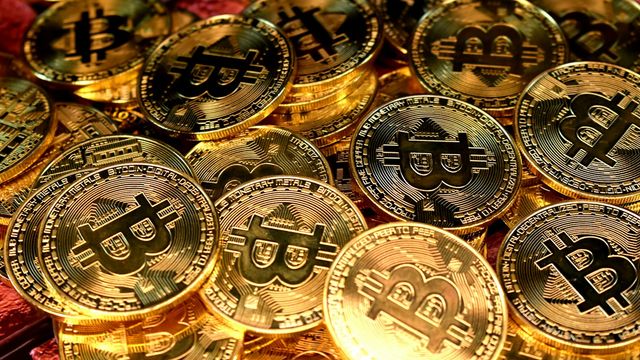 Gold and silver round coins — the EarnCrypto Crypto Converter pricing 22 units against 28 currencies